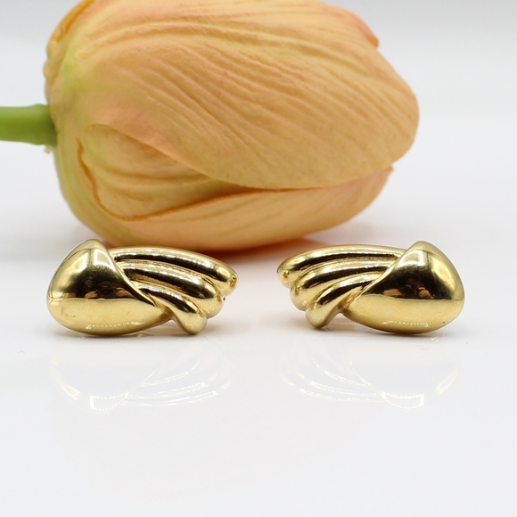 Vintage Jewelry - Vintage Monet clip earrings